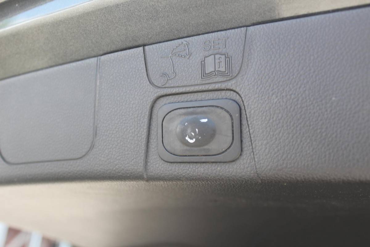 Ford C-MAX Ford C-Max 1.5 Titanium | Incl. 12 maanden garantie | Trekhaak | Achteruitrijcamera | Parkeersensoren | Elektrische kofferklep | Adaptieve cruise control | Climate control | Lane assist | Navigatie | Bluetooth | Lichtmetalen velgen | Airco