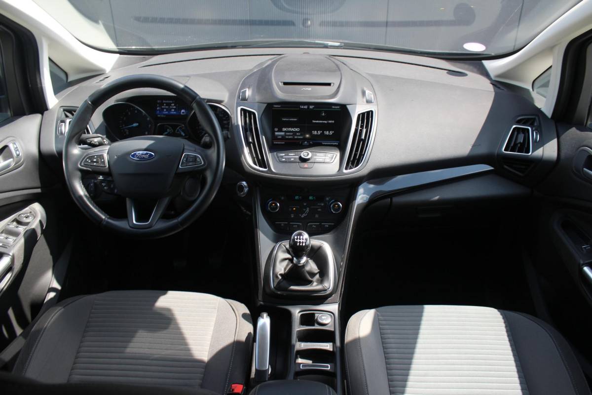 Ford C-MAX Ford C-Max 1.5 Titanium | Incl. 12 maanden garantie | Trekhaak | Achteruitrijcamera | Parkeersensoren | Elektrische kofferklep | Adaptieve cruise control | Climate control | Lane assist | Navigatie | Bluetooth | Lichtmetalen velgen | Airco