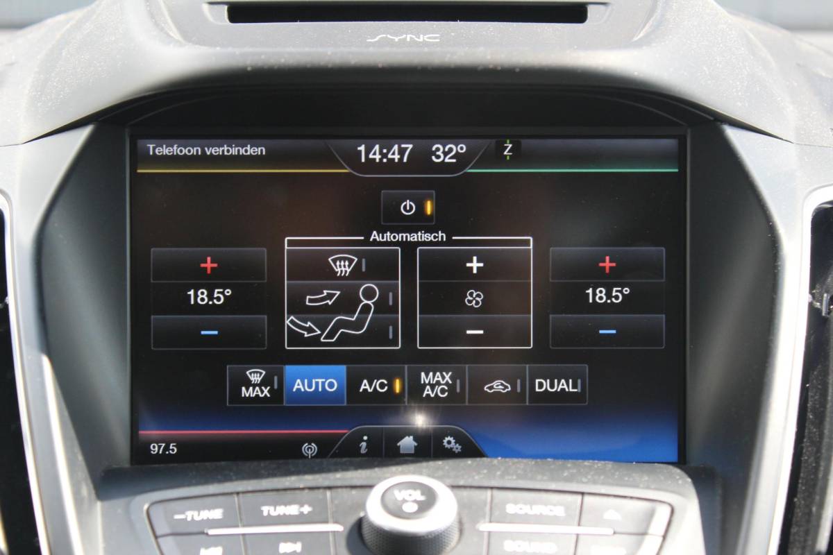 Ford C-MAX Ford C-Max 1.5 Titanium | Incl. 12 maanden garantie | Trekhaak | Achteruitrijcamera | Parkeersensoren | Elektrische kofferklep | Adaptieve cruise control | Climate control | Lane assist | Navigatie | Bluetooth | Lichtmetalen velgen | Airco