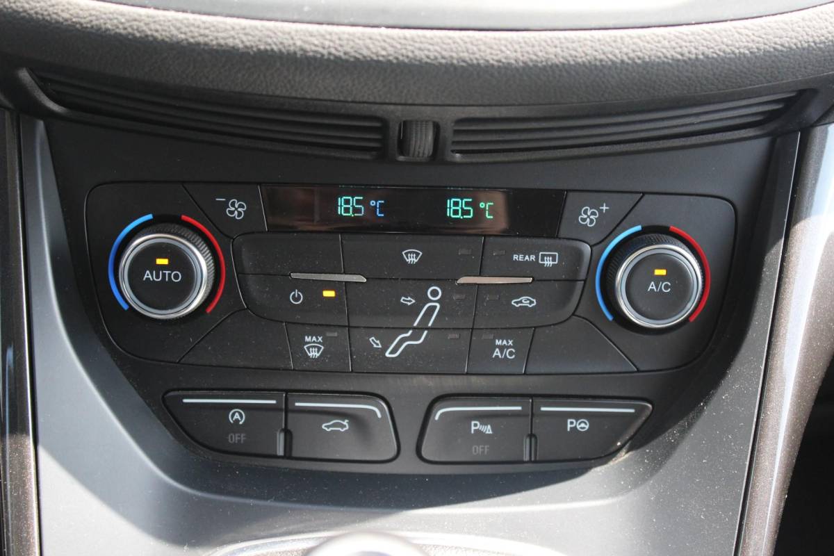 Ford C-MAX Ford C-Max 1.5 Titanium | Incl. 12 maanden garantie | Trekhaak | Achteruitrijcamera | Parkeersensoren | Elektrische kofferklep | Adaptieve cruise control | Climate control | Lane assist | Navigatie | Bluetooth | Lichtmetalen velgen | Airco
