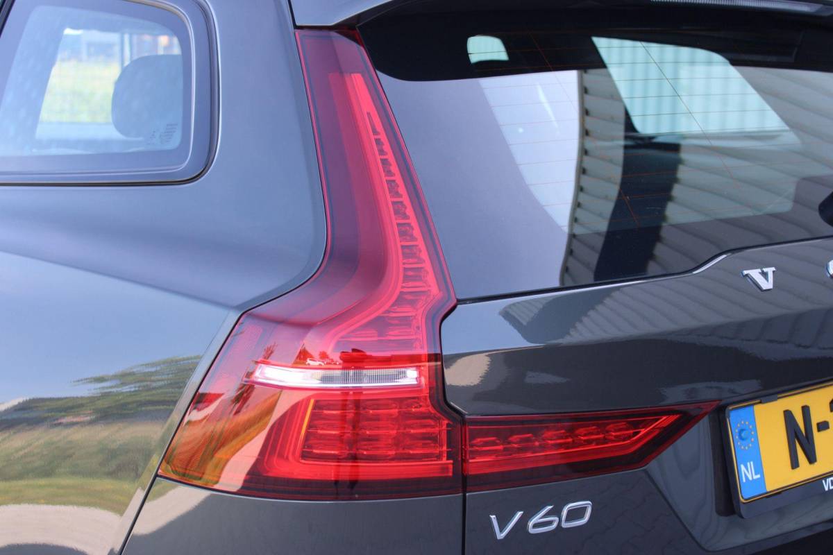 Volvo V60 Volvo V60 2.0 T8 Recharge AWD R-Design | Incl. 12 maanden garantie | SOH 91% | Pilot assist | Harman/Kardon audio | Memory seats | Stoel/stuurverwarming | Uitklapbare trekhaak | Schuif/kantel dak | Apple carplay/Android auto |