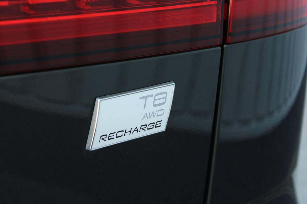 Volvo V60 Volvo V60 2.0 T8 Recharge AWD R-Design | Incl. 12 maanden garantie | SOH 91% | Pilot assist | Harman/Kardon audio | Memory seats | Stoel/stuurverwarming | Uitklapbare trekhaak | Schuif/kantel dak | Apple carplay/Android auto |