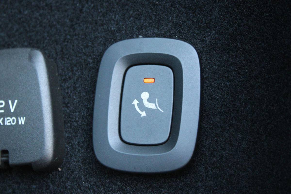 Volvo V60 Volvo V60 2.0 T8 Recharge AWD R-Design | Incl. 12 maanden garantie | SOH 91% | Pilot assist | Harman/Kardon audio | Memory seats | Stoel/stuurverwarming | Uitklapbare trekhaak | Schuif/kantel dak | Apple carplay/Android auto |