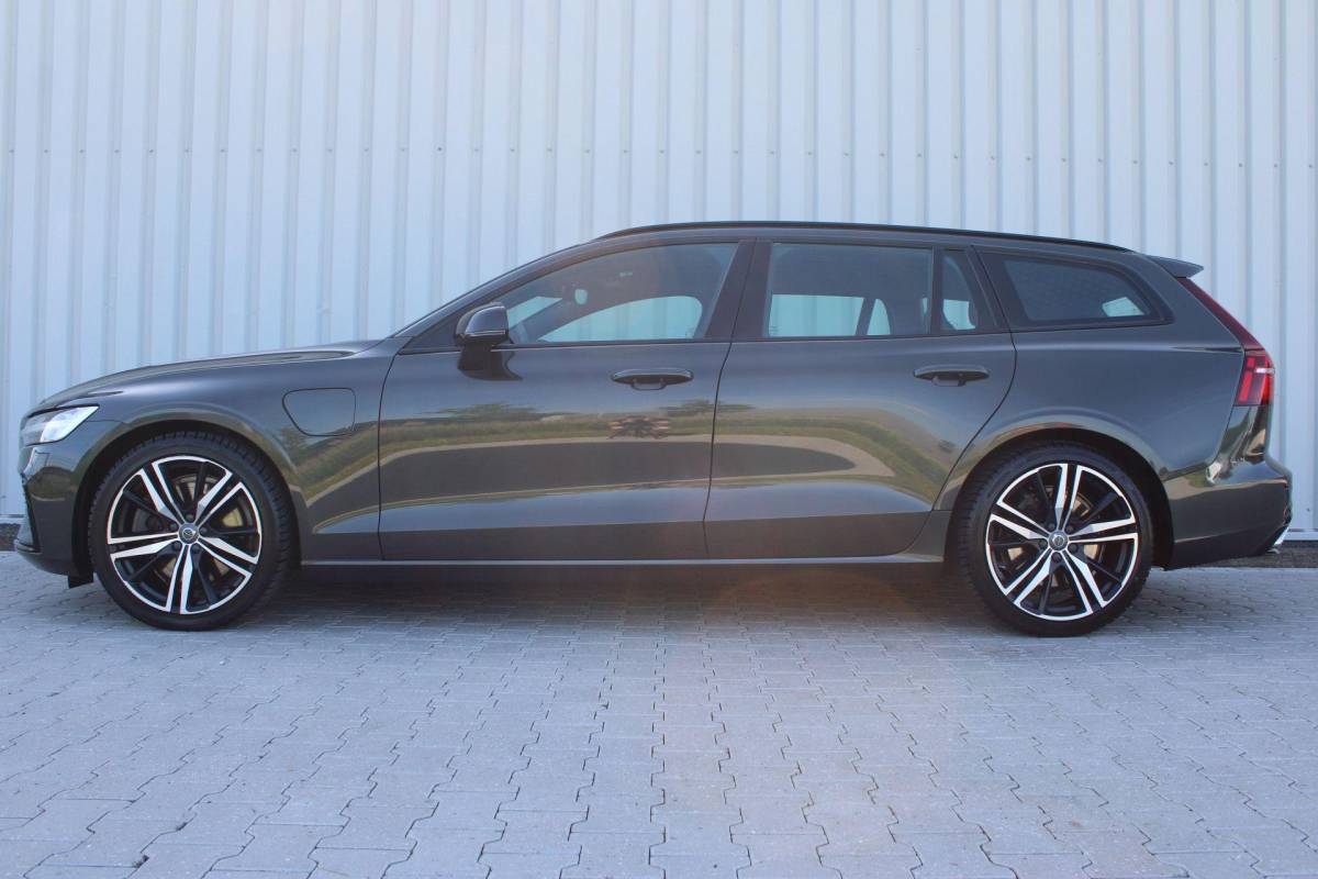 Volvo V60 Volvo V60 2.0 T8 Recharge AWD R-Design | Incl. 12 maanden garantie | SOH 91% | Pilot assist | Harman/Kardon audio | Memory seats | Stoel/stuurverwarming | Uitklapbare trekhaak | Schuif/kantel dak | Apple carplay/Android auto |