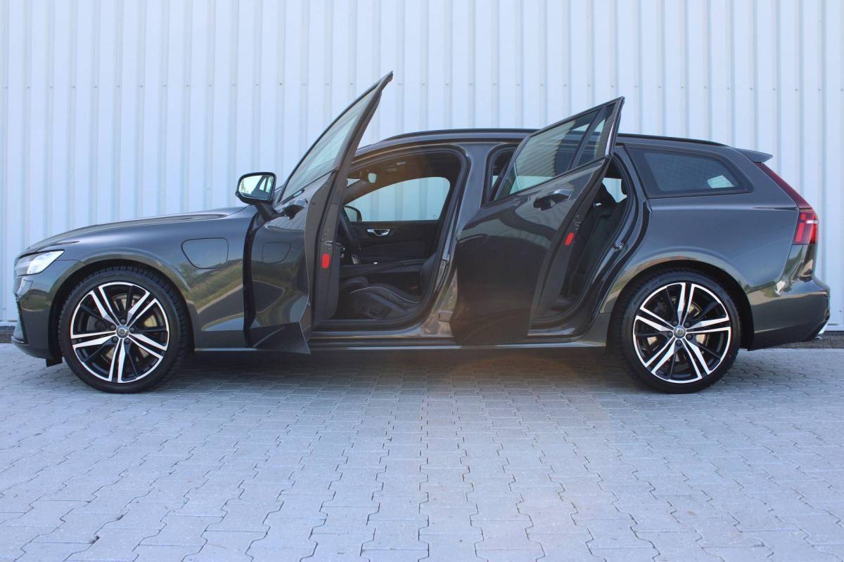 Volvo V60 Volvo V60 2.0 T8 Recharge AWD R-Design | Incl. 12 maanden garantie | SOH 91% | Pilot assist | Harman/Kardon audio | Memory seats | Stoel/stuurverwarming | Uitklapbare trekhaak | Schuif/kantel dak | Apple carplay/Android auto |