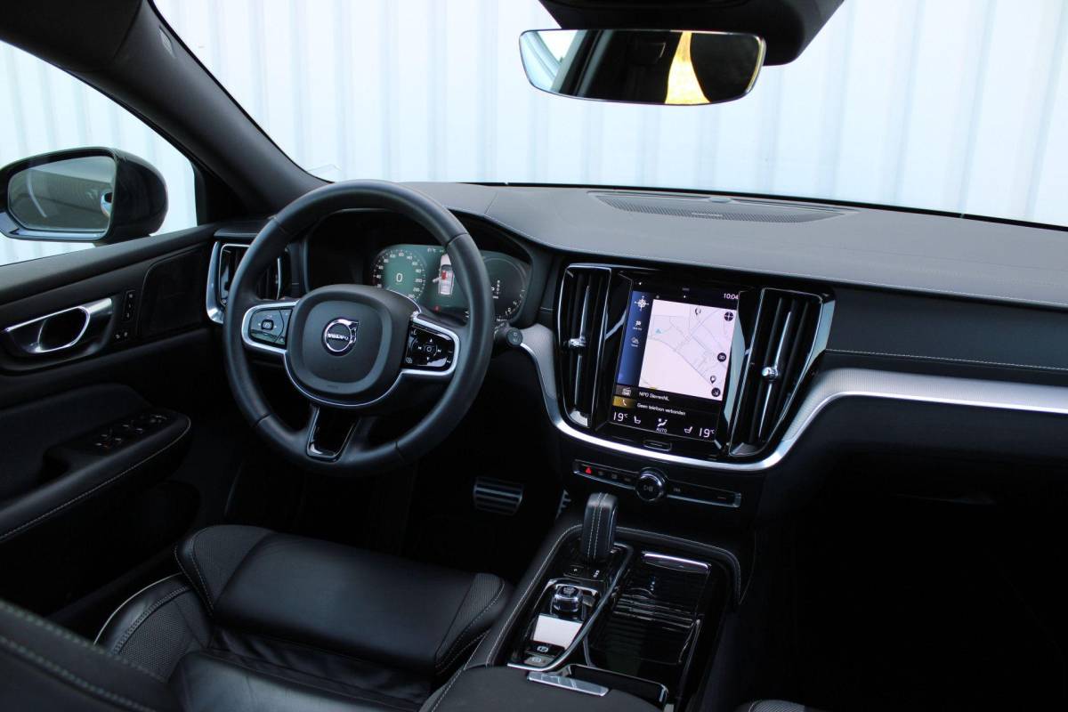 Volvo V60 Volvo V60 2.0 T8 Recharge AWD R-Design | Incl. 12 maanden garantie | SOH 91% | Pilot assist | Harman/Kardon audio | Memory seats | Stoel/stuurverwarming | Uitklapbare trekhaak | Schuif/kantel dak | Apple carplay/Android auto |