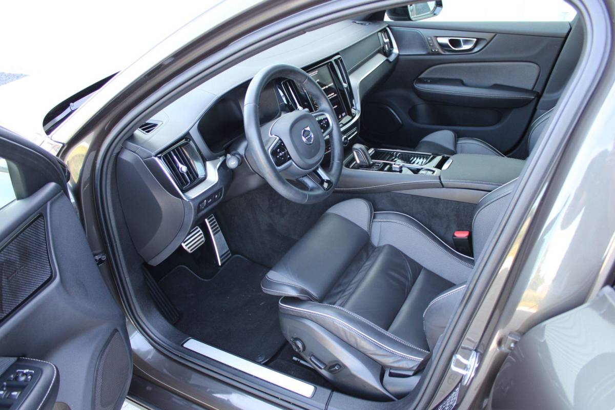 Volvo V60 Volvo V60 2.0 T8 Recharge AWD R-Design | Incl. 12 maanden garantie | SOH 91% | Pilot assist | Harman/Kardon audio | Memory seats | Stoel/stuurverwarming | Uitklapbare trekhaak | Schuif/kantel dak | Apple carplay/Android auto |