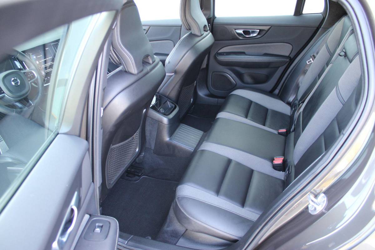 Volvo V60 Volvo V60 2.0 T8 Recharge AWD R-Design | Incl. 12 maanden garantie | SOH 91% | Pilot assist | Harman/Kardon audio | Memory seats | Stoel/stuurverwarming | Uitklapbare trekhaak | Schuif/kantel dak | Apple carplay/Android auto |