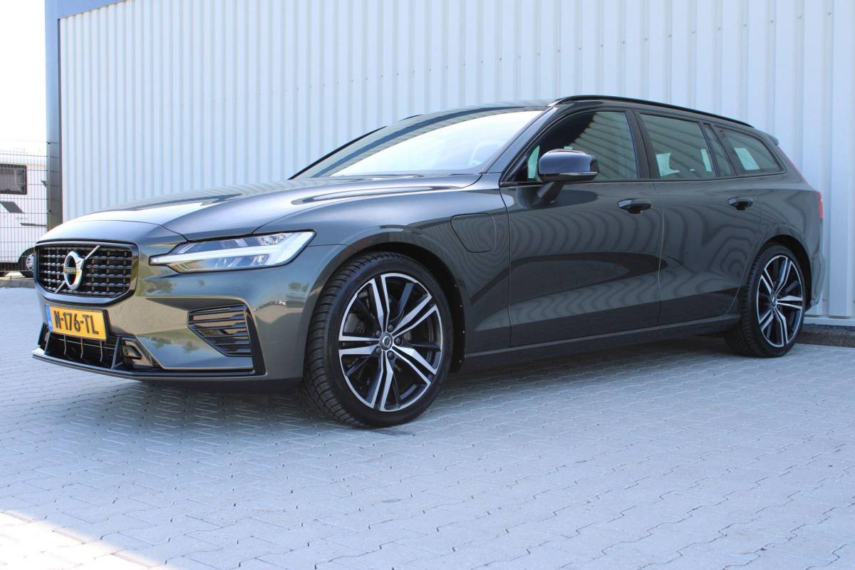 Volvo V60 Volvo V60 2.0 T8 Recharge AWD R-Design | Incl. 12 maanden garantie | SOH 91% | Pilot assist | Harman/Kardon audio | Memory seats | Stoel/stuurverwarming | Uitklapbare trekhaak | Schuif/kantel dak | Apple carplay/Android auto |