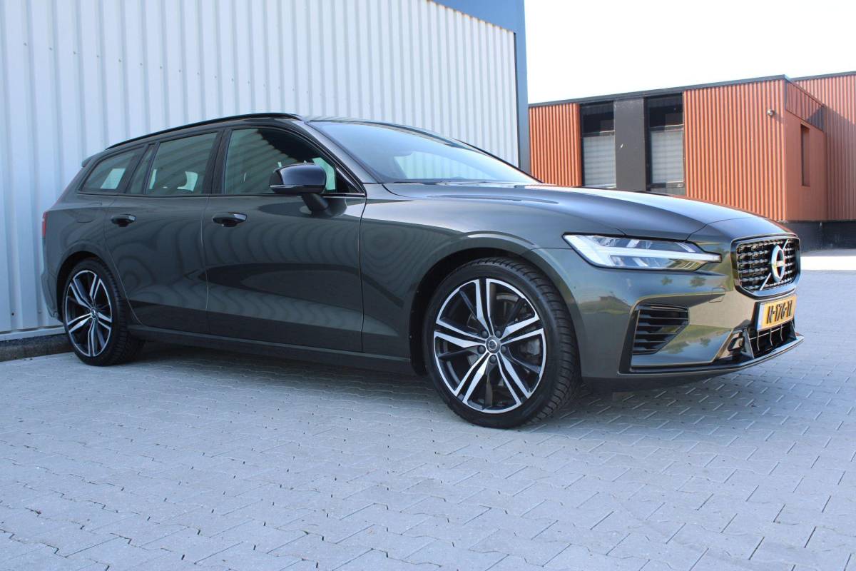 Volvo V60 Volvo V60 2.0 T8 Recharge AWD R-Design | Incl. 12 maanden garantie | SOH 91% | Pilot assist | Harman/Kardon audio | Memory seats | Stoel/stuurverwarming | Uitklapbare trekhaak | Schuif/kantel dak | Apple carplay/Android auto |