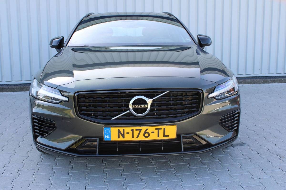 Volvo V60 Volvo V60 2.0 T8 Recharge AWD R-Design | Incl. 12 maanden garantie | SOH 91% | Pilot assist | Harman/Kardon audio | Memory seats | Stoel/stuurverwarming | Uitklapbare trekhaak | Schuif/kantel dak | Apple carplay/Android auto |