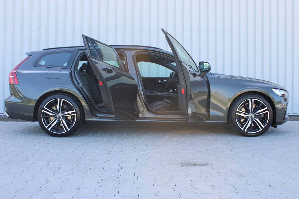 Volvo V60 Volvo V60 2.0 T8 Recharge AWD R-Design | Incl. 12 maanden garantie | SOH 91% | Pilot assist | Harman/Kardon audio | Memory seats | Stoel/stuurverwarming | Uitklapbare trekhaak | Schuif/kantel dak | Apple carplay/Android auto |