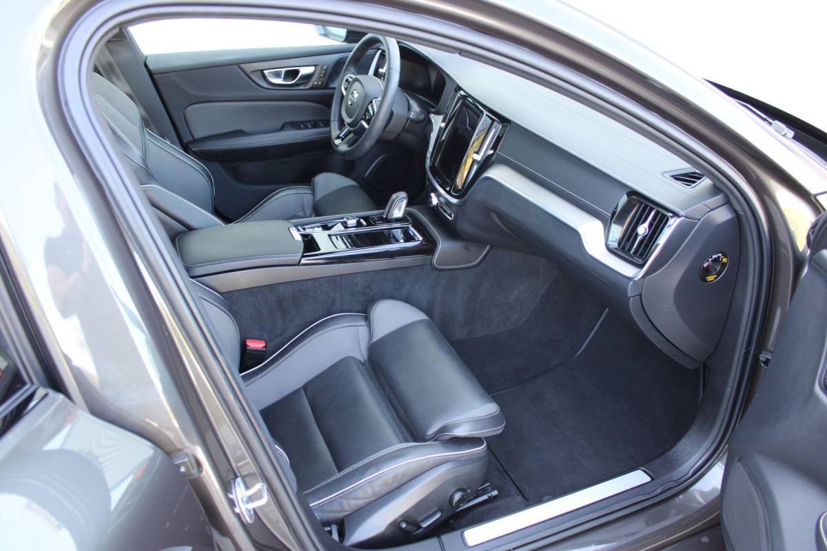 Volvo V60 Volvo V60 2.0 T8 Recharge AWD R-Design | Incl. 12 maanden garantie | SOH 91% | Pilot assist | Harman/Kardon audio | Memory seats | Stoel/stuurverwarming | Uitklapbare trekhaak | Schuif/kantel dak | Apple carplay/Android auto |