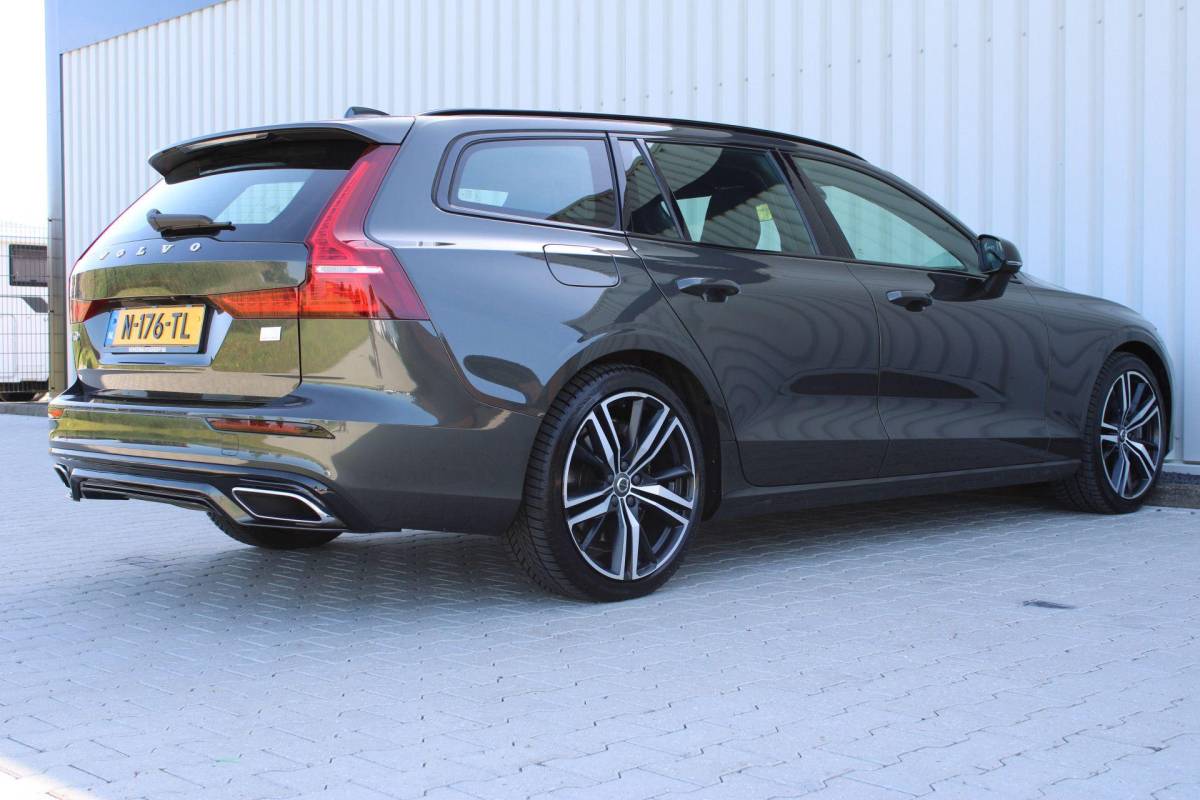 Volvo V60 Volvo V60 2.0 T8 Recharge AWD R-Design | Incl. 12 maanden garantie | SOH 91% | Pilot assist | Harman/Kardon audio | Memory seats | Stoel/stuurverwarming | Uitklapbare trekhaak | Schuif/kantel dak | Apple carplay/Android auto |