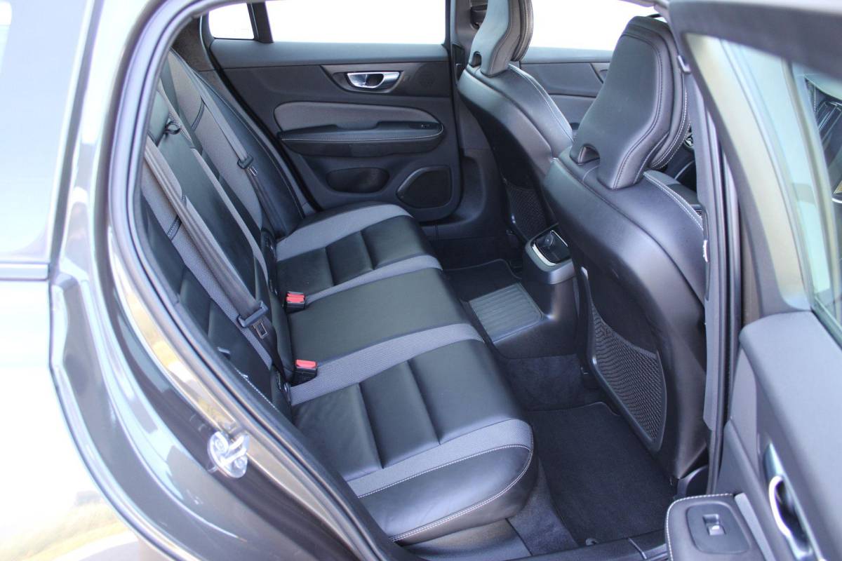 Volvo V60 Volvo V60 2.0 T8 Recharge AWD R-Design | Incl. 12 maanden garantie | SOH 91% | Pilot assist | Harman/Kardon audio | Memory seats | Stoel/stuurverwarming | Uitklapbare trekhaak | Schuif/kantel dak | Apple carplay/Android auto |