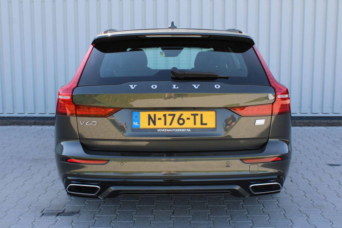 Volvo V60 Volvo V60 2.0 T8 Recharge AWD R-Design | Incl. 12 maanden garantie | SOH 91% | Pilot assist | Harman/Kardon audio | Memory seats | Stoel/stuurverwarming | Uitklapbare trekhaak | Schuif/kantel dak | Apple carplay/Android auto |