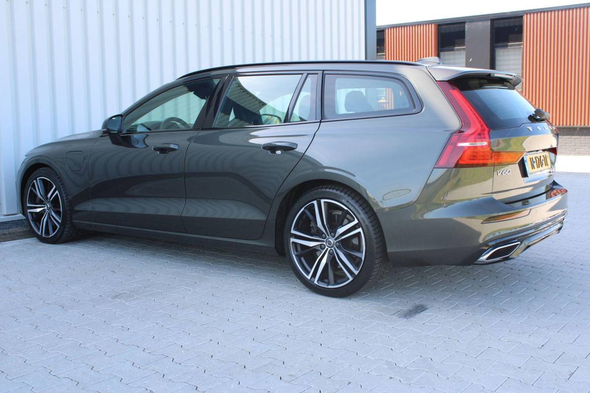 Volvo V60 Volvo V60 2.0 T8 Recharge AWD R-Design | Incl. 12 maanden garantie | SOH 91% | Pilot assist | Harman/Kardon audio | Memory seats | Stoel/stuurverwarming | Uitklapbare trekhaak | Schuif/kantel dak | Apple carplay/Android auto |