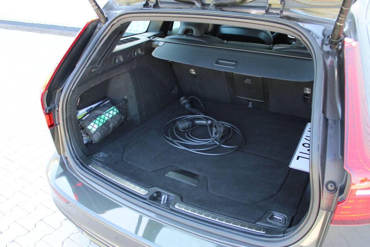 Volvo V60 Volvo V60 2.0 T8 Recharge AWD R-Design | Incl. 12 maanden garantie | SOH 91% | Pilot assist | Harman/Kardon audio | Memory seats | Stoel/stuurverwarming | Uitklapbare trekhaak | Schuif/kantel dak | Apple carplay/Android auto |