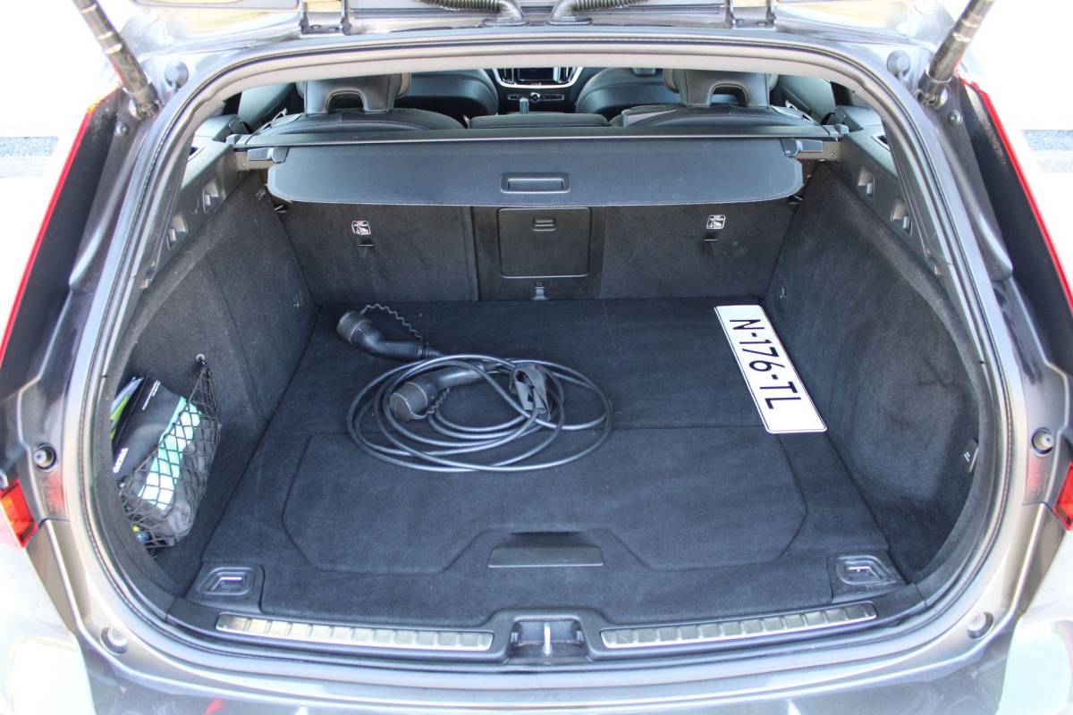 Volvo V60 Volvo V60 2.0 T8 Recharge AWD R-Design | Incl. 12 maanden garantie | SOH 91% | Pilot assist | Harman/Kardon audio | Memory seats | Stoel/stuurverwarming | Uitklapbare trekhaak | Schuif/kantel dak | Apple carplay/Android auto |