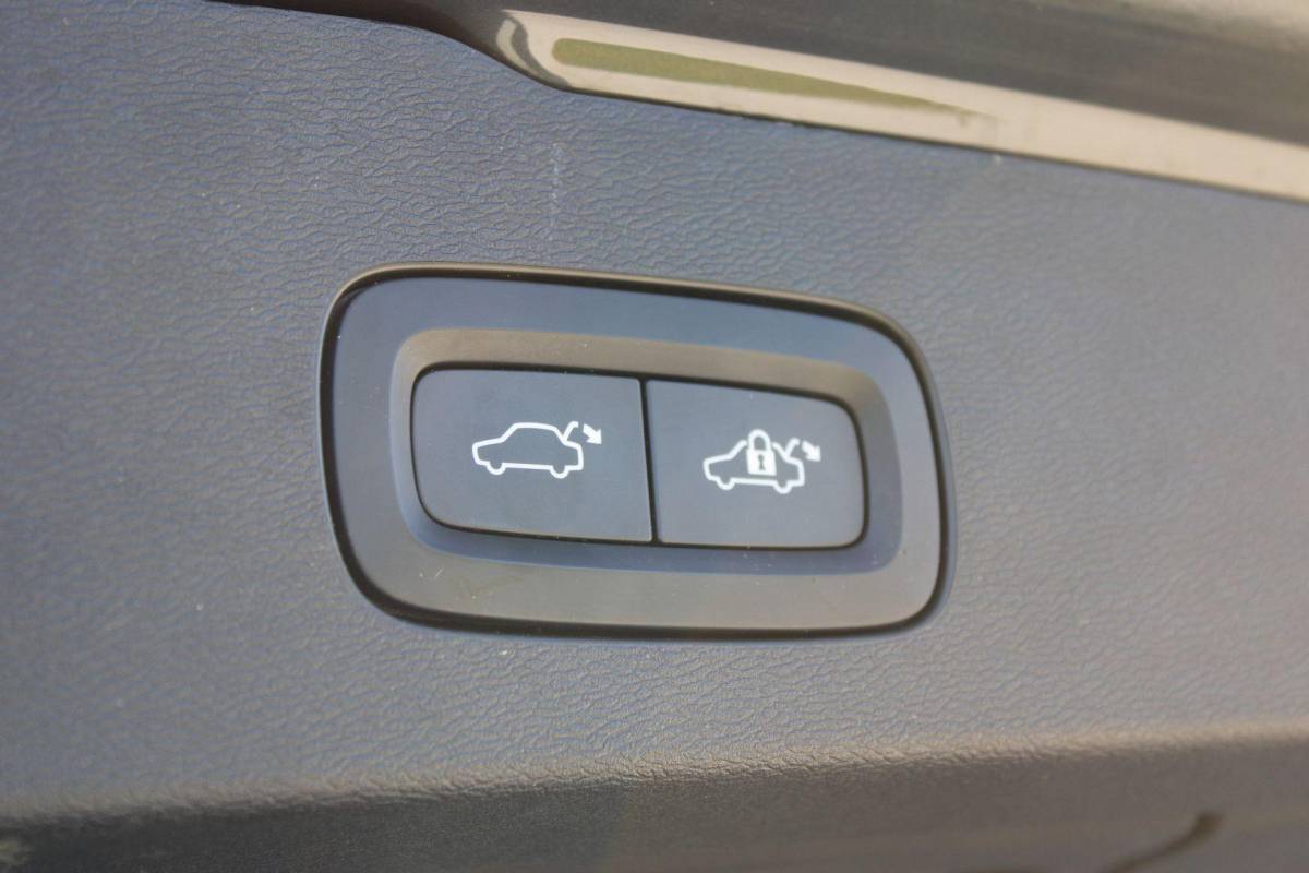 Volvo V60 Volvo V60 2.0 T8 Recharge AWD R-Design | Incl. 12 maanden garantie | SOH 91% | Pilot assist | Harman/Kardon audio | Memory seats | Stoel/stuurverwarming | Uitklapbare trekhaak | Schuif/kantel dak | Apple carplay/Android auto |