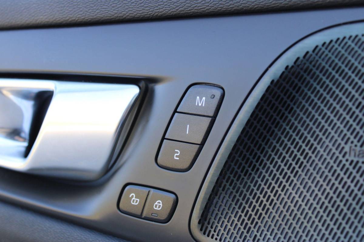 Volvo V60 Volvo V60 2.0 T8 Recharge AWD R-Design | Incl. 12 maanden garantie | SOH 91% | Pilot assist | Harman/Kardon audio | Memory seats | Stoel/stuurverwarming | Uitklapbare trekhaak | Schuif/kantel dak | Apple carplay/Android auto |