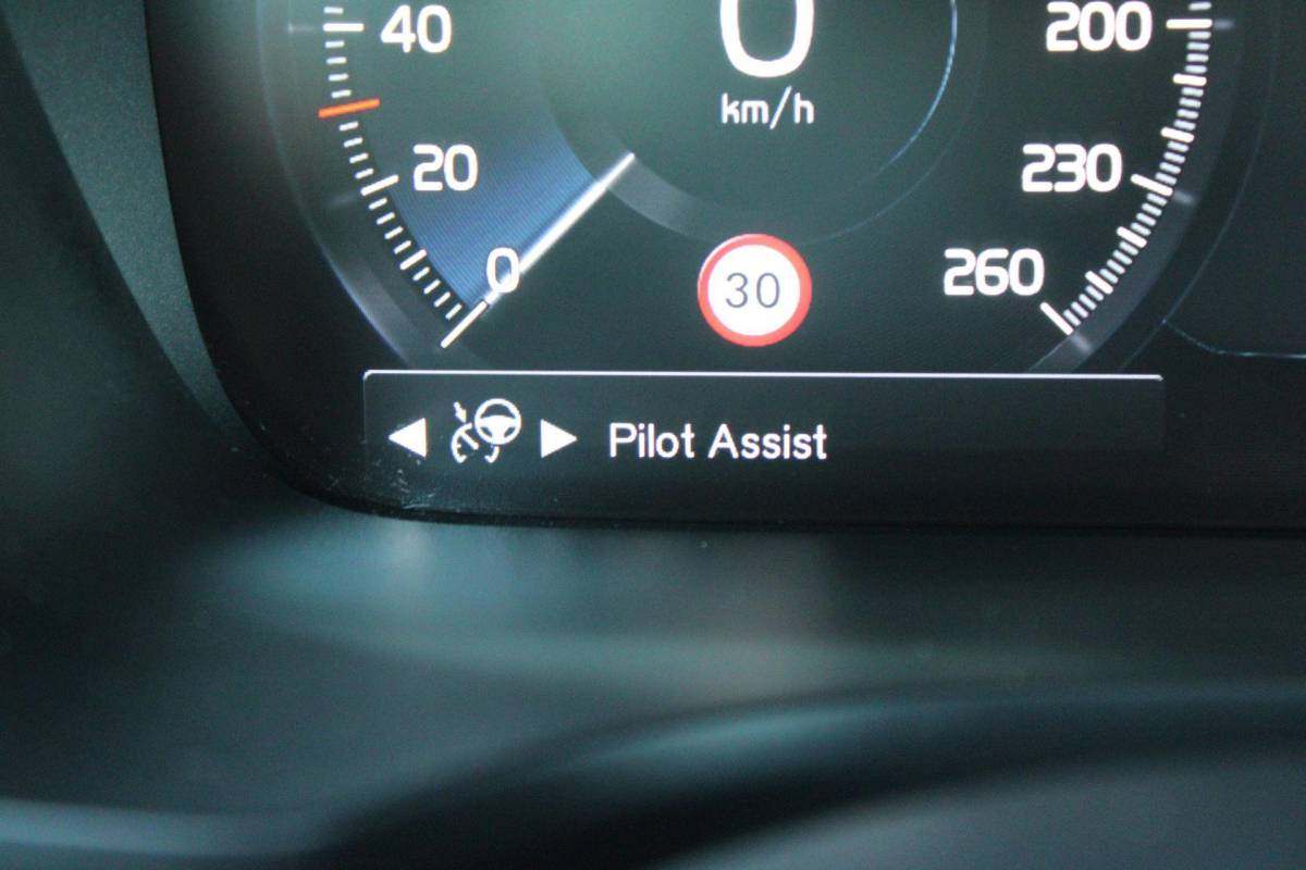 Volvo V60 Volvo V60 2.0 T8 Recharge AWD R-Design | Incl. 12 maanden garantie | SOH 91% | Pilot assist | Harman/Kardon audio | Memory seats | Stoel/stuurverwarming | Uitklapbare trekhaak | Schuif/kantel dak | Apple carplay/Android auto |