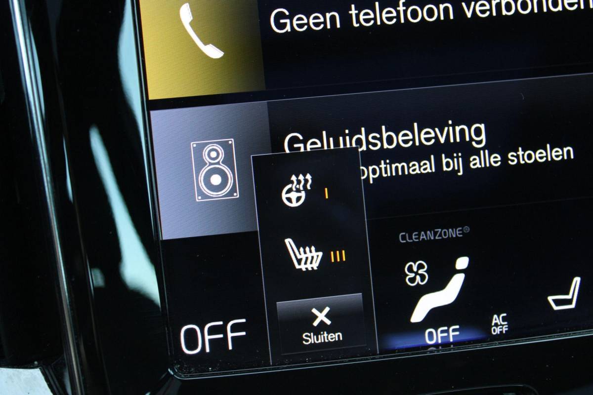Volvo V60 Volvo V60 2.0 T8 Recharge AWD R-Design | Incl. 12 maanden garantie | SOH 91% | Pilot assist | Harman/Kardon audio | Memory seats | Stoel/stuurverwarming | Uitklapbare trekhaak | Schuif/kantel dak | Apple carplay/Android auto |