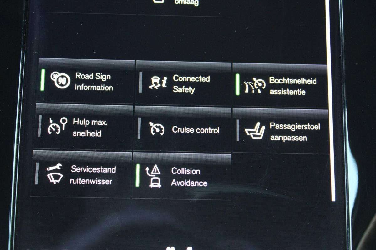 Volvo V60 Volvo V60 2.0 T8 Recharge AWD R-Design | Incl. 12 maanden garantie | SOH 91% | Pilot assist | Harman/Kardon audio | Memory seats | Stoel/stuurverwarming | Uitklapbare trekhaak | Schuif/kantel dak | Apple carplay/Android auto |