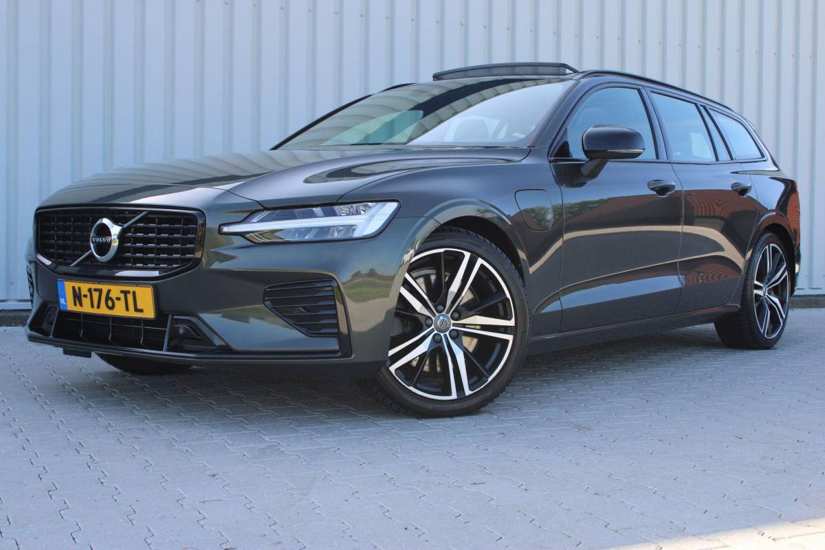 Volvo V60 Volvo V60 2.0 T8 Recharge AWD R-Design | Incl. 12 maanden garantie | SOH 91% | Pilot assist | Harman/Kardon audio | Memory seats | Stoel/stuurverwarming | Uitklapbare trekhaak | Schuif/kantel dak | Apple carplay/Android auto |
