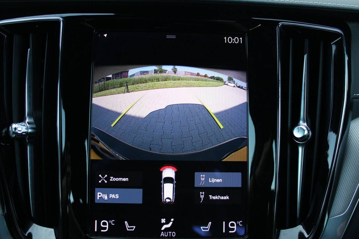 Volvo V60 Volvo V60 2.0 T8 Recharge AWD R-Design | Incl. 12 maanden garantie | SOH 91% | Pilot assist | Harman/Kardon audio | Memory seats | Stoel/stuurverwarming | Uitklapbare trekhaak | Schuif/kantel dak | Apple carplay/Android auto |