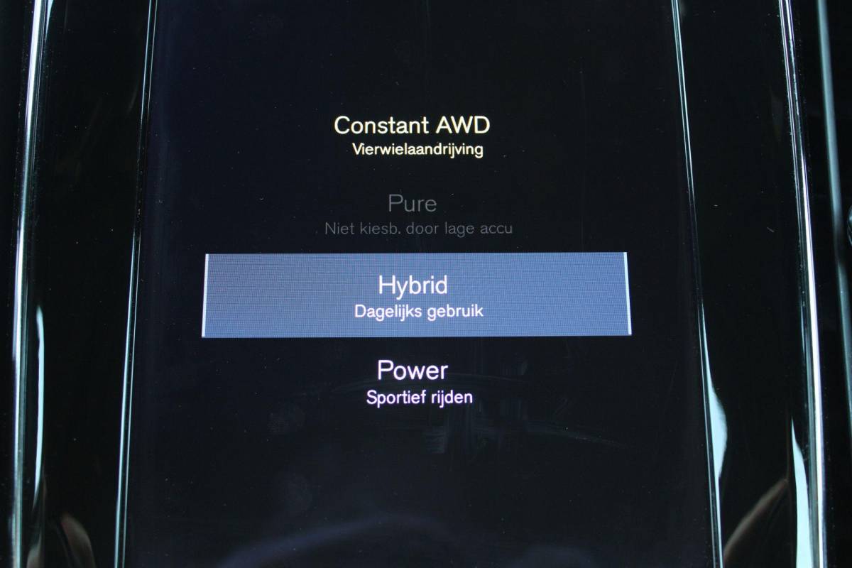 Volvo V60 Volvo V60 2.0 T8 Recharge AWD R-Design | Incl. 12 maanden garantie | SOH 91% | Pilot assist | Harman/Kardon audio | Memory seats | Stoel/stuurverwarming | Uitklapbare trekhaak | Schuif/kantel dak | Apple carplay/Android auto |