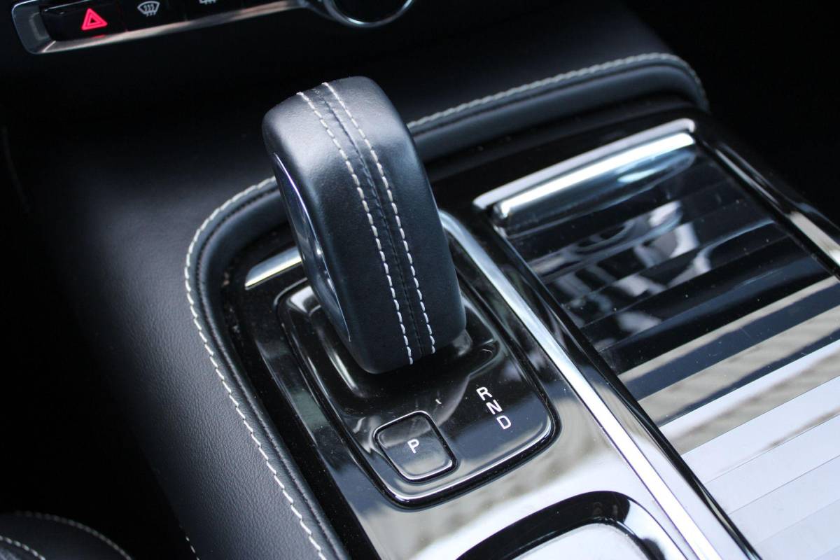 Volvo V60 Volvo V60 2.0 T8 Recharge AWD R-Design | Incl. 12 maanden garantie | SOH 91% | Pilot assist | Harman/Kardon audio | Memory seats | Stoel/stuurverwarming | Uitklapbare trekhaak | Schuif/kantel dak | Apple carplay/Android auto |