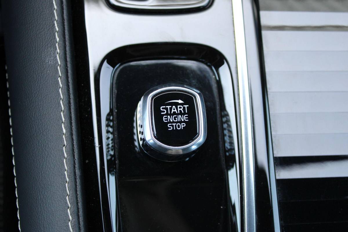 Volvo V60 Volvo V60 2.0 T8 Recharge AWD R-Design | Incl. 12 maanden garantie | SOH 91% | Pilot assist | Harman/Kardon audio | Memory seats | Stoel/stuurverwarming | Uitklapbare trekhaak | Schuif/kantel dak | Apple carplay/Android auto |