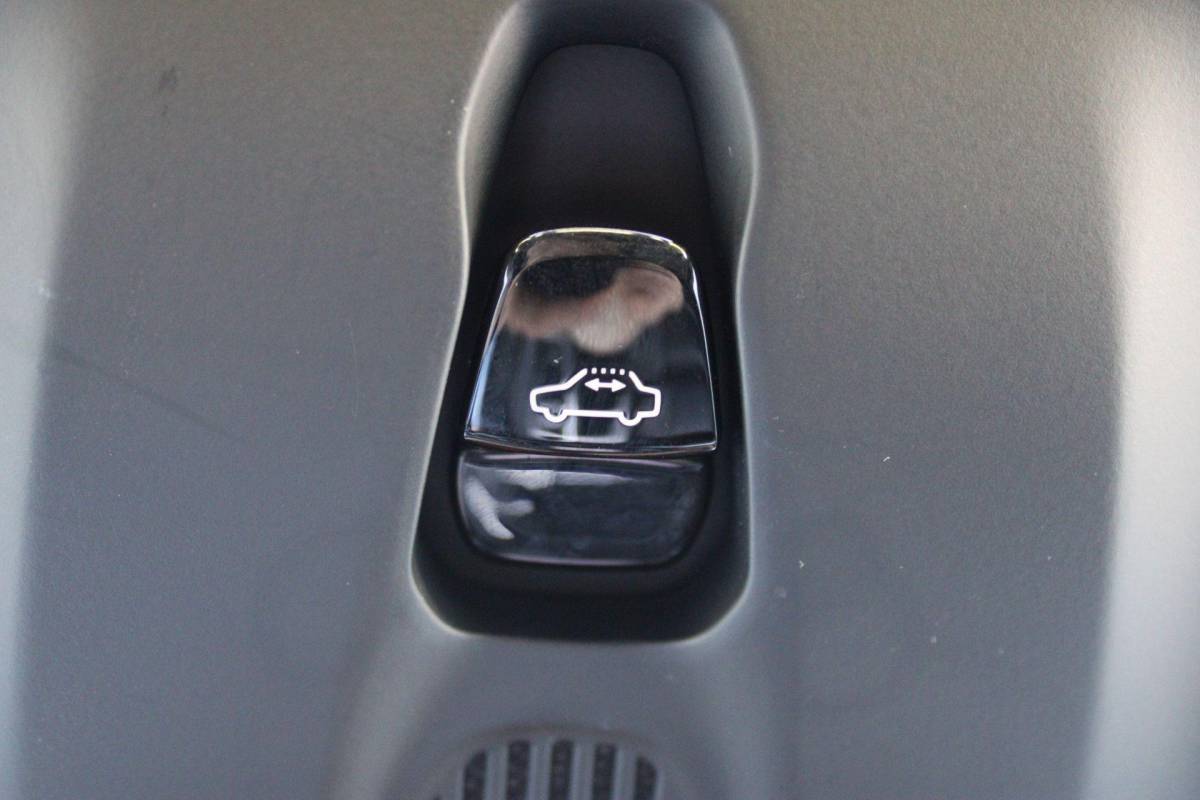 Volvo V60 Volvo V60 2.0 T8 Recharge AWD R-Design | Incl. 12 maanden garantie | SOH 91% | Pilot assist | Harman/Kardon audio | Memory seats | Stoel/stuurverwarming | Uitklapbare trekhaak | Schuif/kantel dak | Apple carplay/Android auto |
