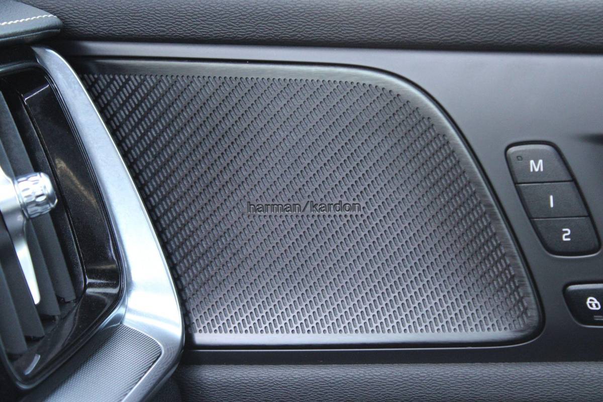 Volvo V60 Volvo V60 2.0 T8 Recharge AWD R-Design | Incl. 12 maanden garantie | SOH 91% | Pilot assist | Harman/Kardon audio | Memory seats | Stoel/stuurverwarming | Uitklapbare trekhaak | Schuif/kantel dak | Apple carplay/Android auto |