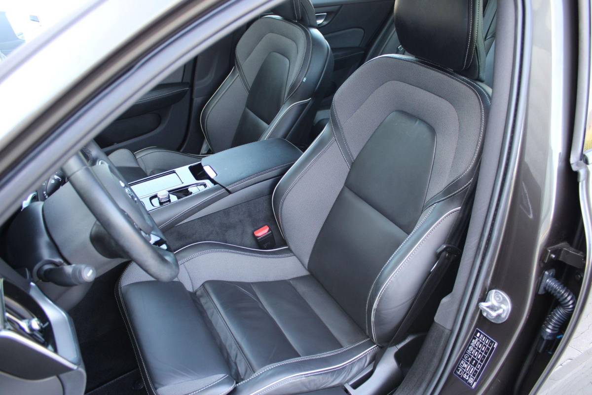 Volvo V60 Volvo V60 2.0 T8 Recharge AWD R-Design | Incl. 12 maanden garantie | SOH 91% | Pilot assist | Harman/Kardon audio | Memory seats | Stoel/stuurverwarming | Uitklapbare trekhaak | Schuif/kantel dak | Apple carplay/Android auto |