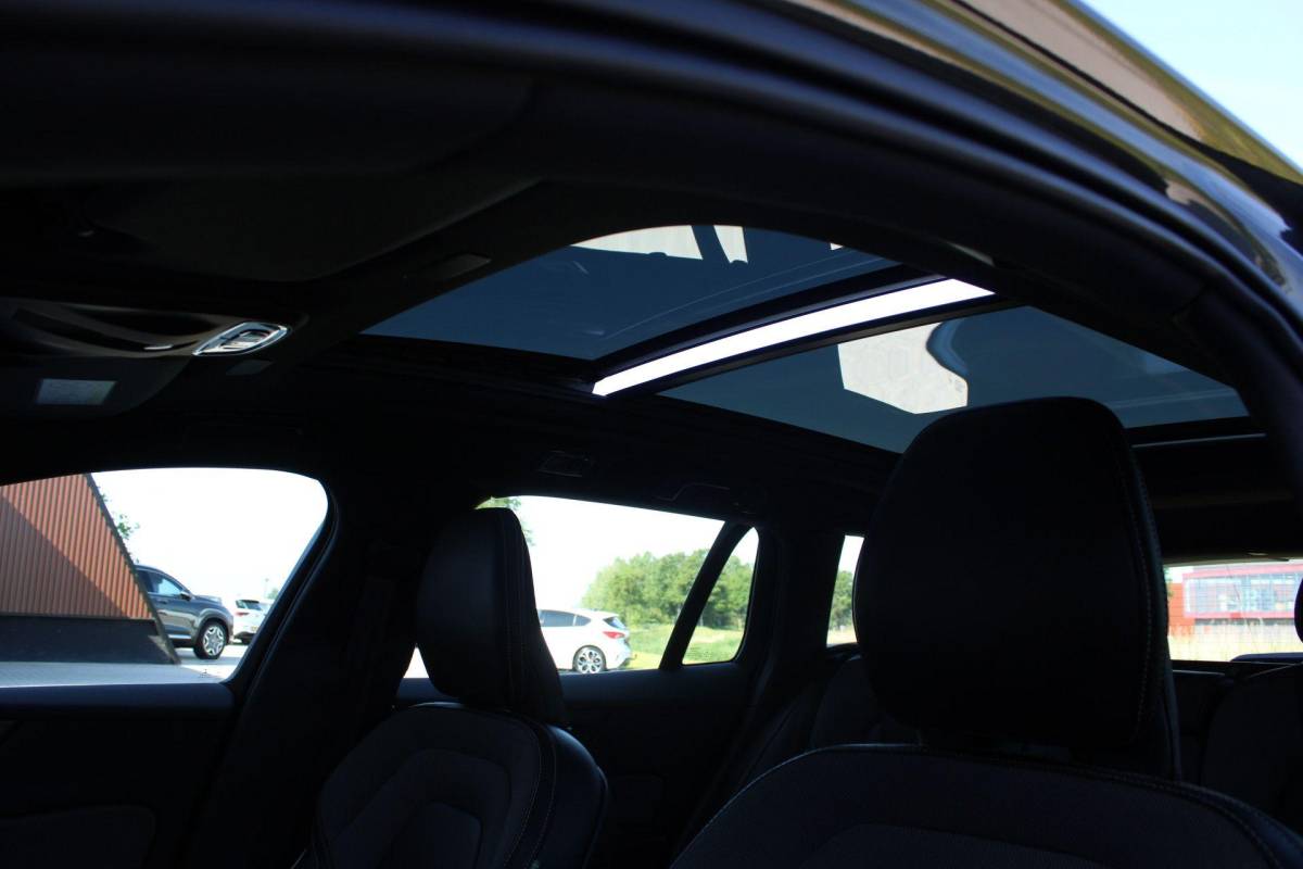 Volvo V60 Volvo V60 2.0 T8 Recharge AWD R-Design | Incl. 12 maanden garantie | SOH 91% | Pilot assist | Harman/Kardon audio | Memory seats | Stoel/stuurverwarming | Uitklapbare trekhaak | Schuif/kantel dak | Apple carplay/Android auto |