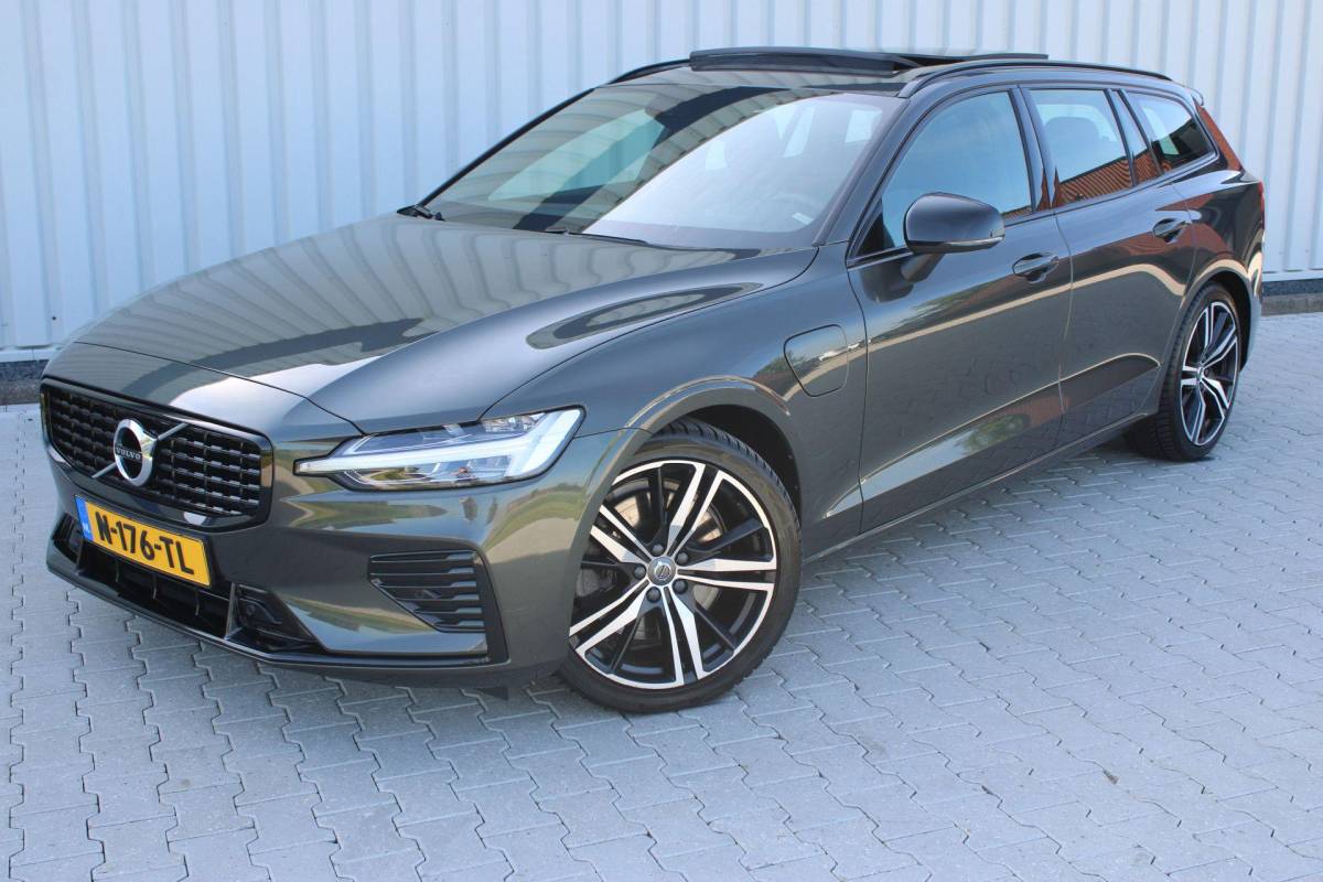 Volvo V60 Volvo V60 2.0 T8 Recharge AWD R-Design | Incl. 12 maanden garantie | SOH 91% | Pilot assist | Harman/Kardon audio | Memory seats | Stoel/stuurverwarming | Uitklapbare trekhaak | Schuif/kantel dak | Apple carplay/Android auto |