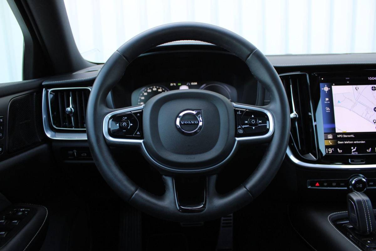 Volvo V60 Volvo V60 2.0 T8 Recharge AWD R-Design | Incl. 12 maanden garantie | SOH 91% | Pilot assist | Harman/Kardon audio | Memory seats | Stoel/stuurverwarming | Uitklapbare trekhaak | Schuif/kantel dak | Apple carplay/Android auto |