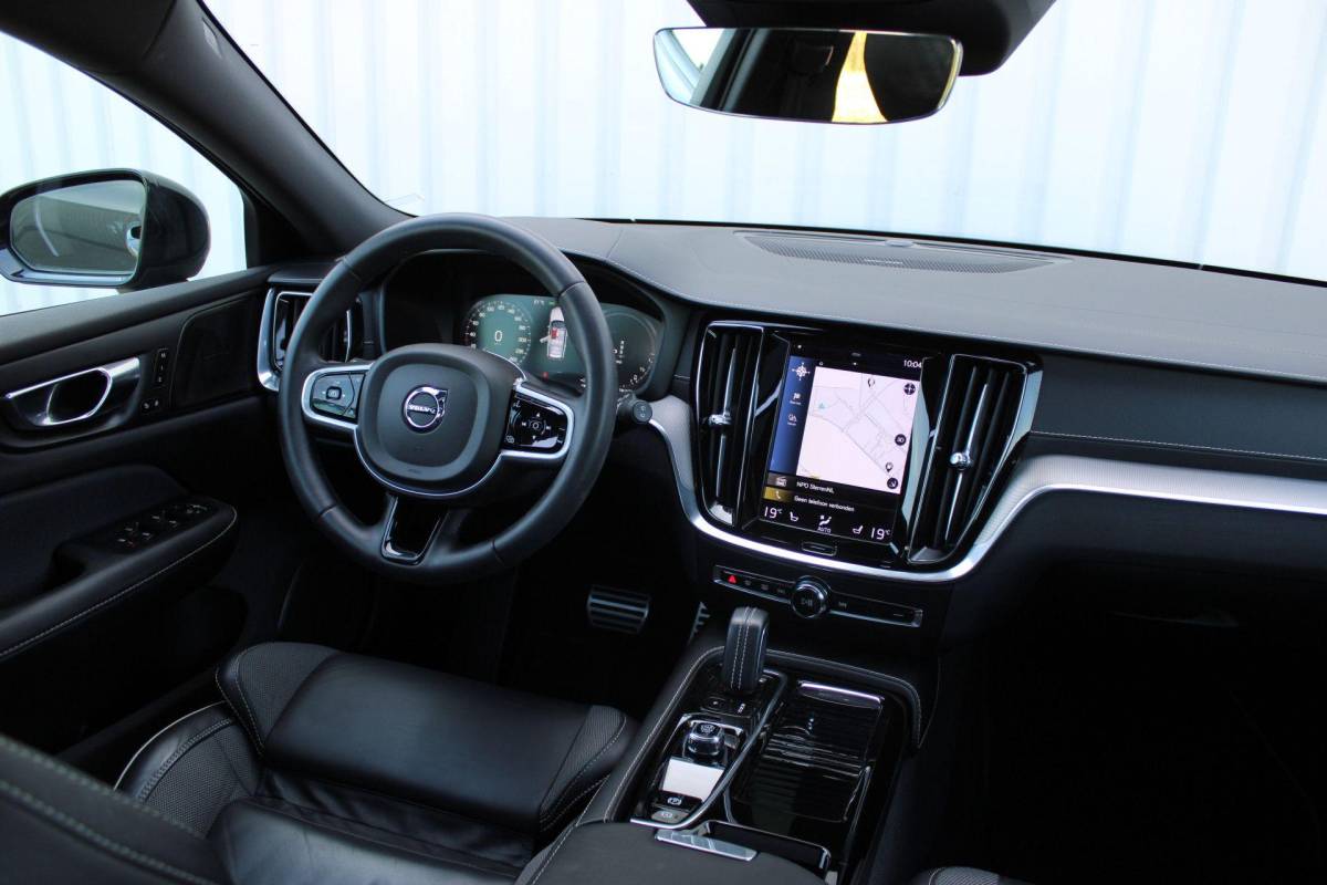Volvo V60 Volvo V60 2.0 T8 Recharge AWD R-Design | Incl. 12 maanden garantie | SOH 91% | Pilot assist | Harman/Kardon audio | Memory seats | Stoel/stuurverwarming | Uitklapbare trekhaak | Schuif/kantel dak | Apple carplay/Android auto |