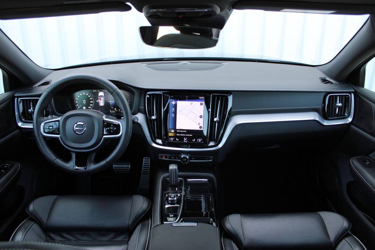 Volvo V60 Volvo V60 2.0 T8 Recharge AWD R-Design | Incl. 12 maanden garantie | SOH 91% | Pilot assist | Harman/Kardon audio | Memory seats | Stoel/stuurverwarming | Uitklapbare trekhaak | Schuif/kantel dak | Apple carplay/Android auto |
