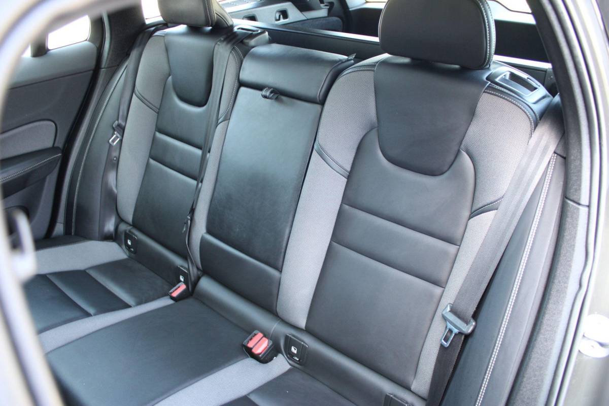 Volvo V60 Volvo V60 2.0 T8 Recharge AWD R-Design | Incl. 12 maanden garantie | SOH 91% | Pilot assist | Harman/Kardon audio | Memory seats | Stoel/stuurverwarming | Uitklapbare trekhaak | Schuif/kantel dak | Apple carplay/Android auto |