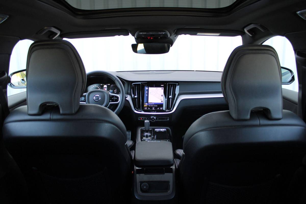 Volvo V60 Volvo V60 2.0 T8 Recharge AWD R-Design | Incl. 12 maanden garantie | SOH 91% | Pilot assist | Harman/Kardon audio | Memory seats | Stoel/stuurverwarming | Uitklapbare trekhaak | Schuif/kantel dak | Apple carplay/Android auto |