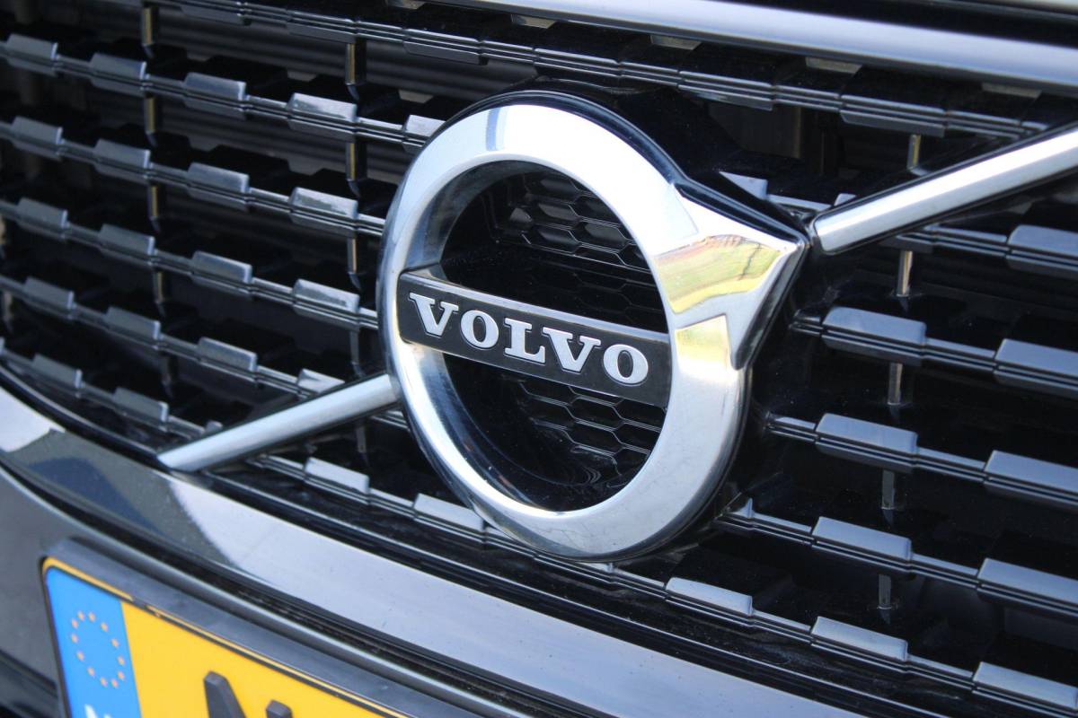 Volvo V60 Volvo V60 2.0 T8 Recharge AWD R-Design | Incl. 12 maanden garantie | SOH 91% | Pilot assist | Harman/Kardon audio | Memory seats | Stoel/stuurverwarming | Uitklapbare trekhaak | Schuif/kantel dak | Apple carplay/Android auto |