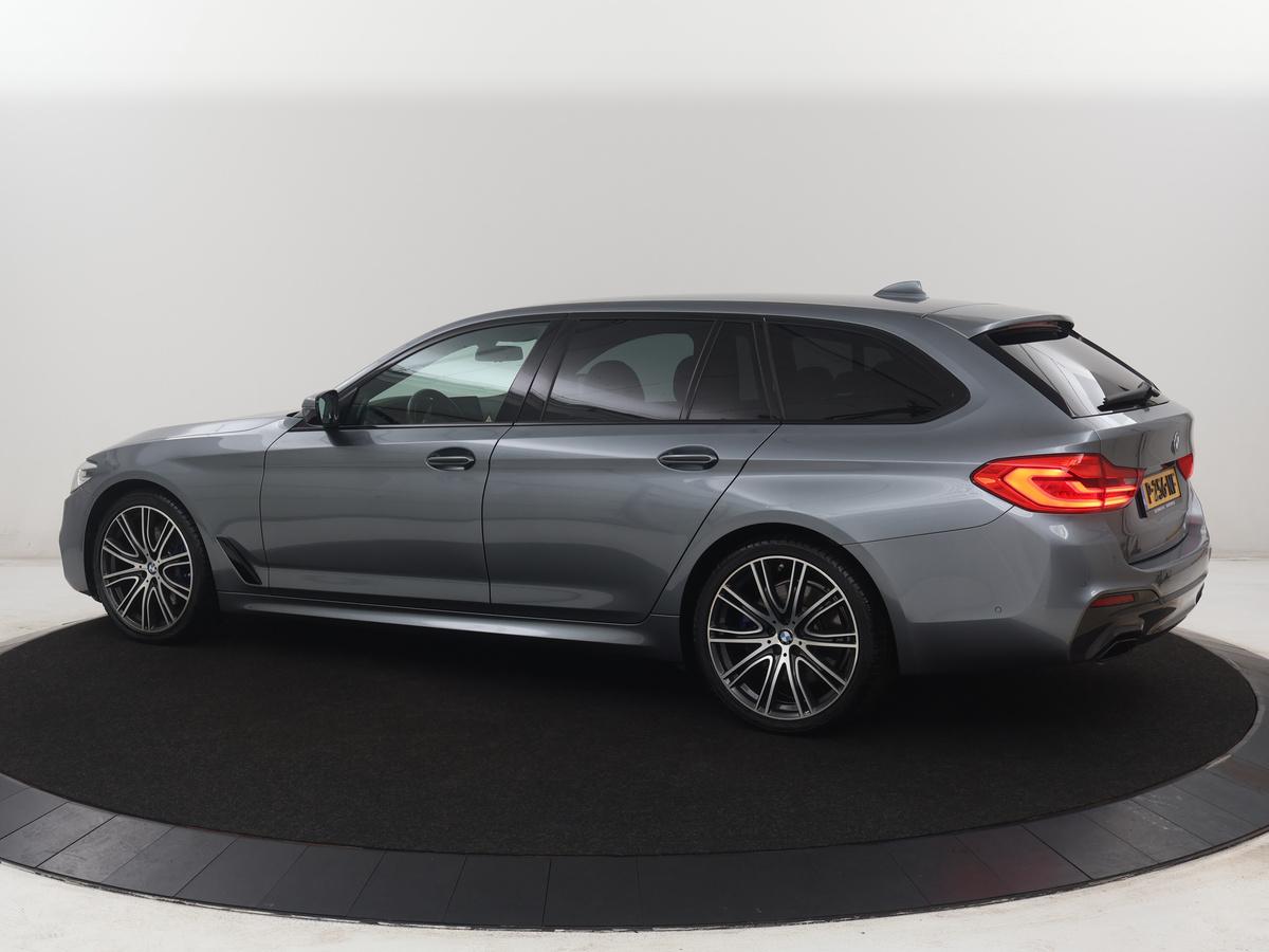 BMW 5 Serie BMW 5-serie Touring 530i xDrive M-sport High Executive | Leder | Camera | Harman/kardon | Park assist | Cruise control | Full LED | Bluetooth | Sfeerverlichting |