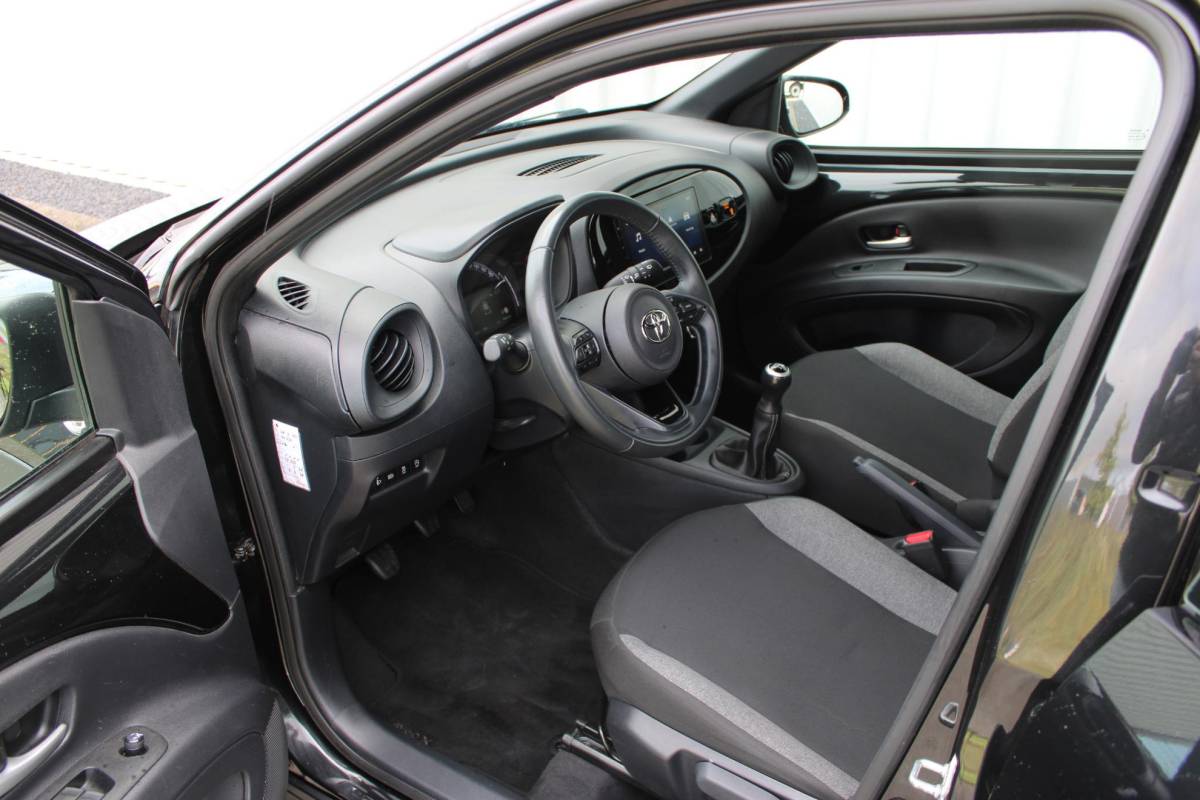 Toyota Aygo X Toyota Aygo X 1.0 VVT-i MT Play | Incl. 12 maanden garantie | Adaptieve cruise control | Apple carplay/Android auto | Lane assist | Airco | Parkeercamera |