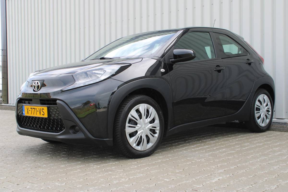 Toyota Aygo X Toyota Aygo X 1.0 VVT-i MT Play | Incl. 12 maanden garantie | Adaptieve cruise control | Apple carplay/Android auto | Lane assist | Airco | Parkeercamera |