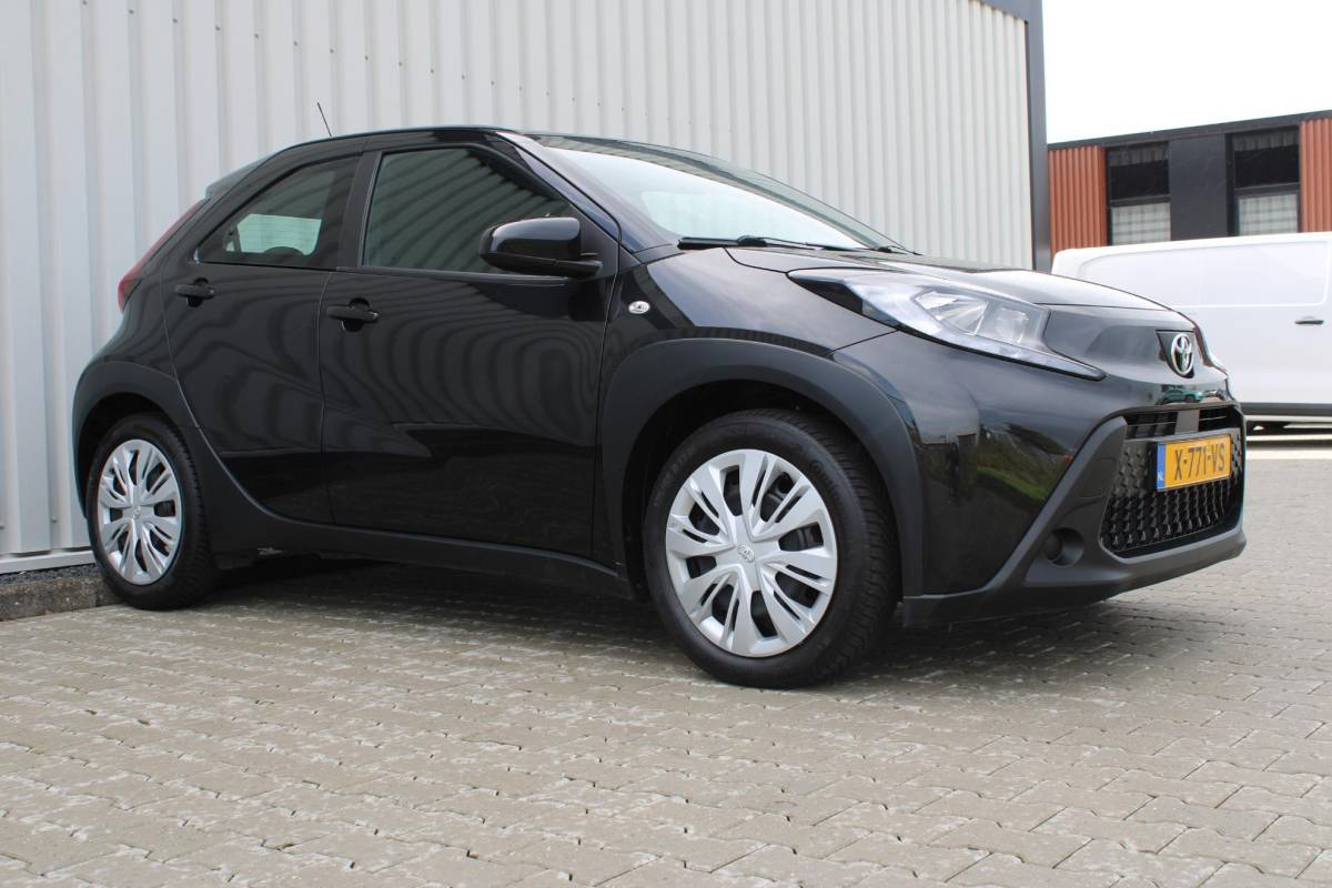 Toyota Aygo X Toyota Aygo X 1.0 VVT-i MT Play | Incl. 12 maanden garantie | Adaptieve cruise control | Apple carplay/Android auto | Lane assist | Airco | Parkeercamera |