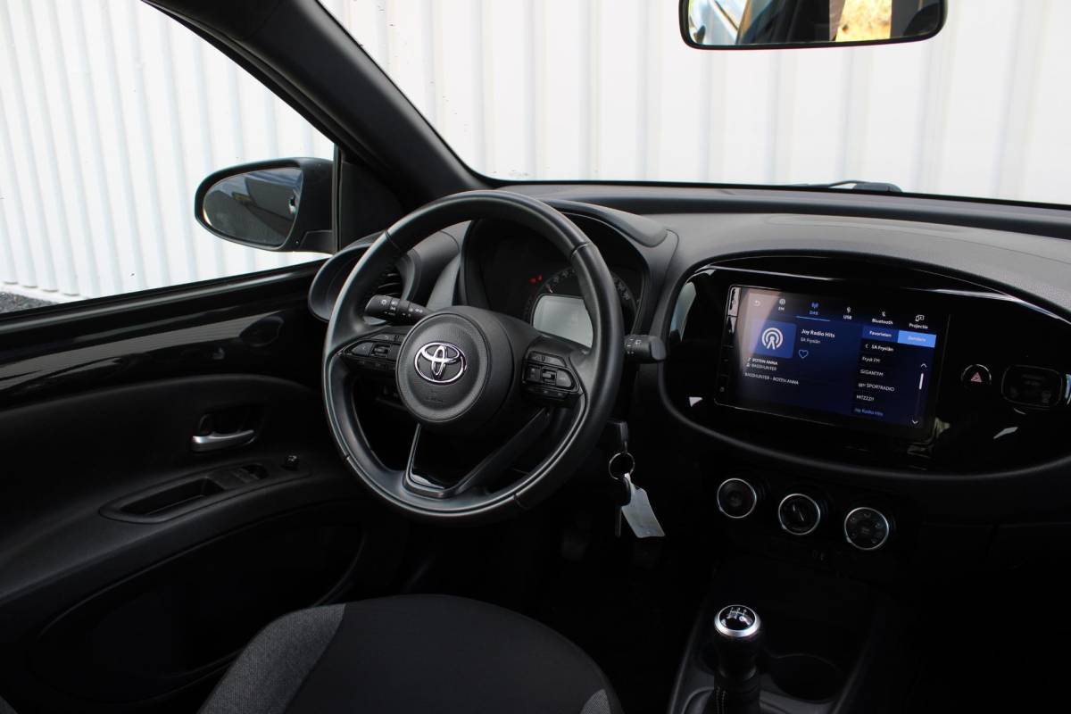 Toyota Aygo X Toyota Aygo X 1.0 VVT-i MT Play | Incl. 12 maanden garantie | Adaptieve cruise control | Apple carplay/Android auto | Lane assist | Airco | Parkeercamera |