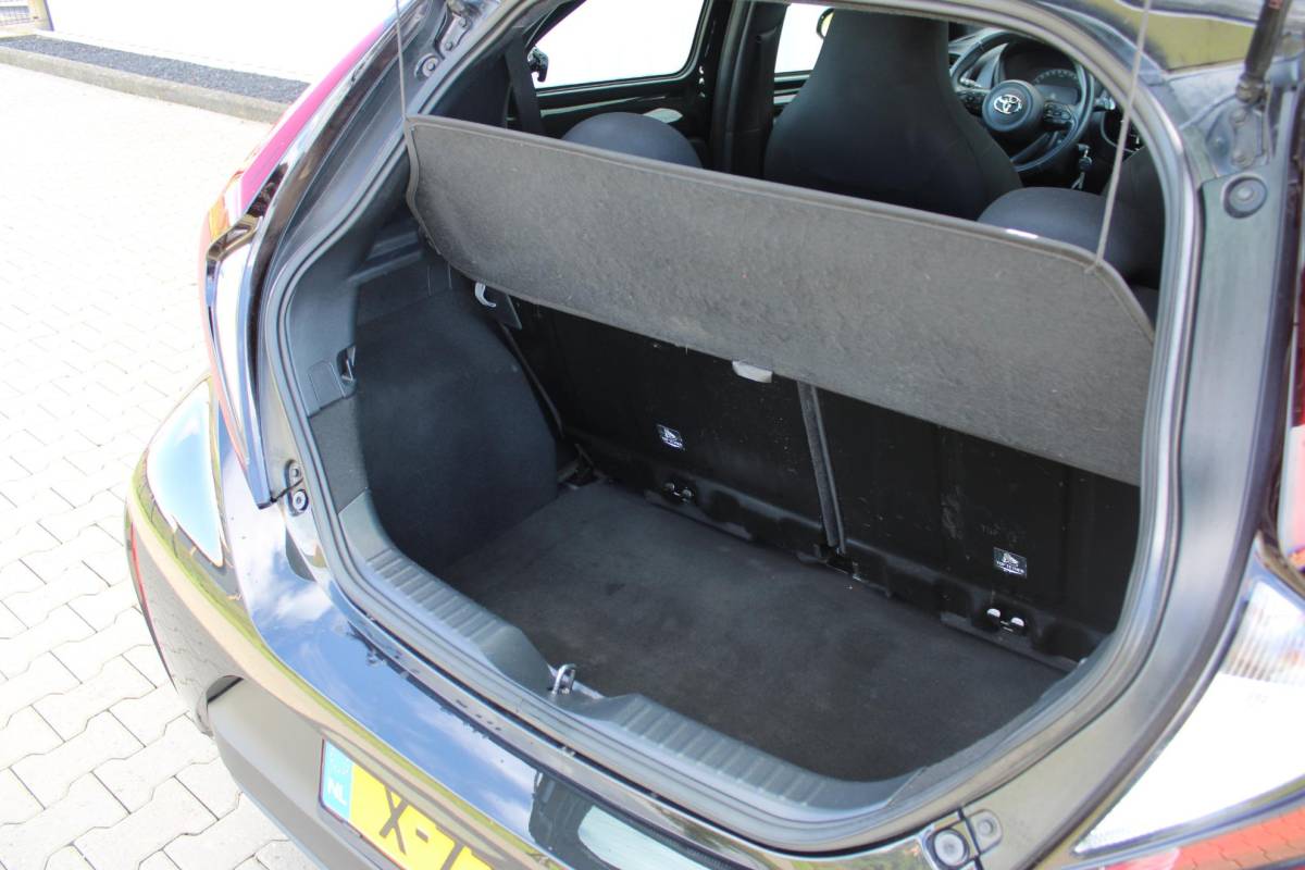 Toyota Aygo X Toyota Aygo X 1.0 VVT-i MT Play | Incl. 12 maanden garantie | Adaptieve cruise control | Apple carplay/Android auto | Lane assist | Airco | Parkeercamera |